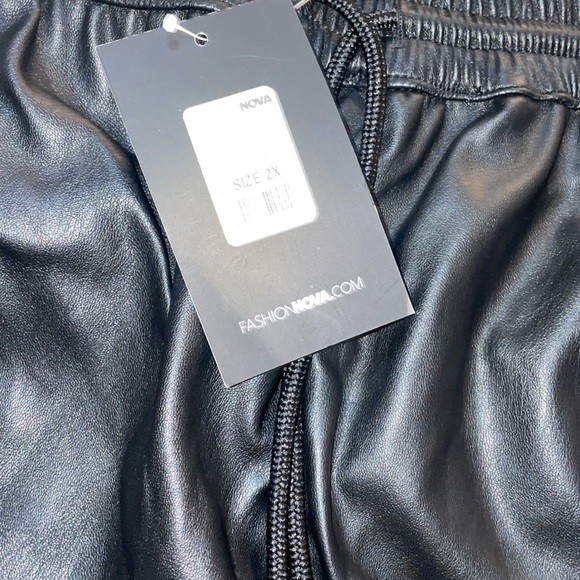 Fashion Nova NWT size 2x faux leather joggers black - Picture 4 of 7